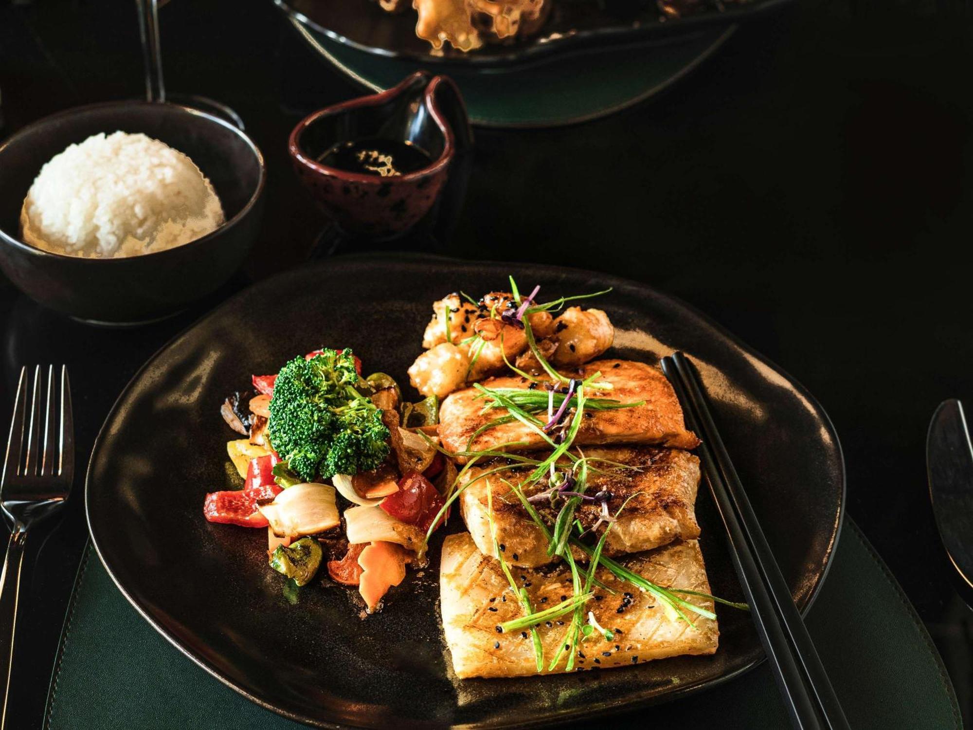 Moevenpick Hotel Cairo - Media City Giza Экстерьер фото A plate of tofu with vegetables